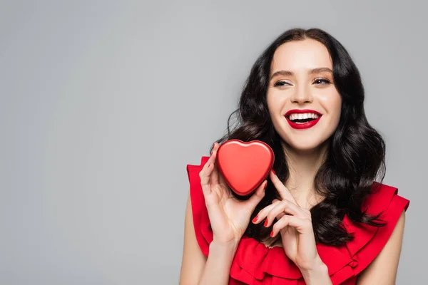 Mujer Alegre Con Labios Rojos Sosteniendo Caja Regalo Forma Corazón —  Fotos de Stock