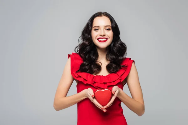 Glimlachende Vrouw Met Rode Lippen Houden Hartvormige Geschenkdoos Geïsoleerd Grijs — Stockfoto