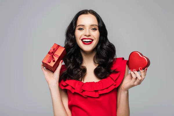 Vrolijke Vrouw Met Rode Lippen Houden Hartvormige Geschenkdoos Verpakt Aanwezig — Stockfoto