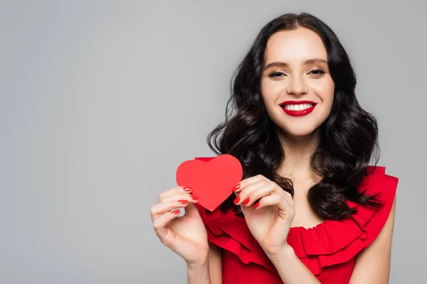 Glückliche Junge Frau Hält Rotes Papierherz Isoliert Auf Grau — Stockfoto