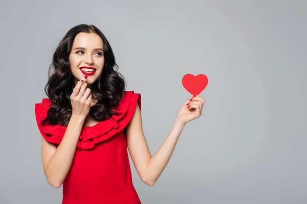 Vrolijke Jonge Vrouw Met Rood Papier Hart Lippenstift Geïsoleerd Grijs — Stockfoto