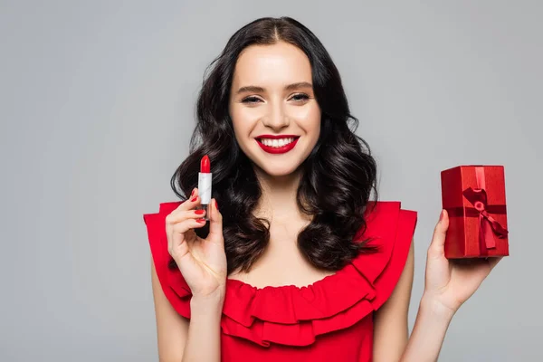 Alegre Joven Mujer Sosteniendo Lápiz Labial Rojo Regalo Envuelto Aislado —  Fotos de Stock