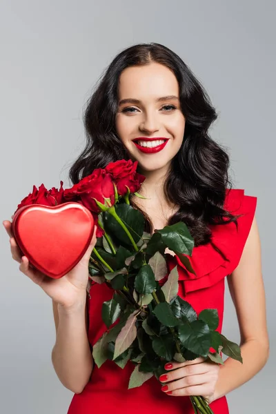 Feliz Jovem Segurando Buquê Rosas Caixa Forma Coração Isolado Cinza — Fotografia de Stock