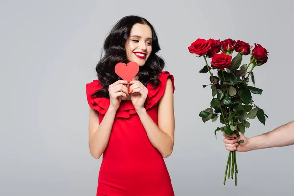 Hombre Dando Rosas Mujer Feliz Vestido Rojo Sosteniendo Tarjeta Forma —  Fotos de Stock