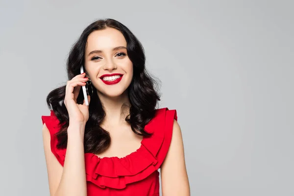 Kırmızı Dudaklı Mutlu Bir Kadın Akıllı Telefondan Konuşuyor Gri Üzerinde — Stok fotoğraf