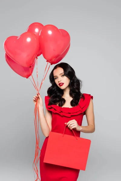 Jovem Segurando Balões Forma Coração Vermelho Saco Compras Isolado Cinza — Fotografia de Stock