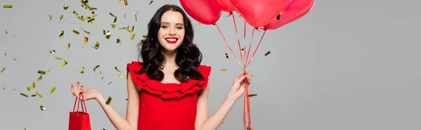 Mulher Feliz Segurando Balões Forma Coração Vermelho Saco Compras Perto — Fotografia de Stock