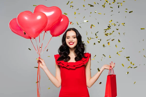 Mujer Feliz Sosteniendo Globos Rojos Forma Corazón Bolsa Compras Cerca —  Fotos de Stock