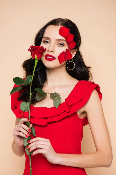 Όμορφη Νεαρή Γυναίκα Κόκκινα Χείλη Και Πέταλα Τριαντάφυλλου Στο Πρόσωπο — Φωτογραφία Αρχείου
