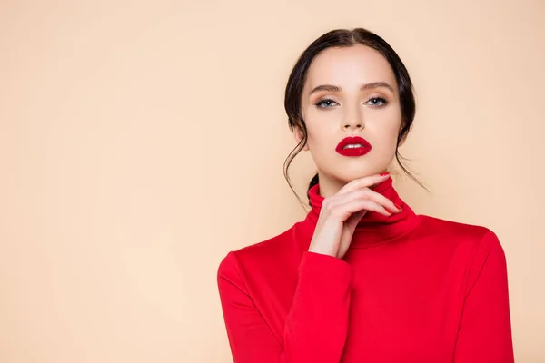 Mujer Joven Confiada Con Labios Rojos Mirando Cámara Aislada Rosa —  Fotos de Stock