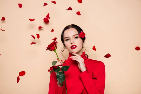 Mulher Sensual Com Lábios Vermelhos Segurando Vermelho Rosa Perto Pétalas — Fotografia de Stock