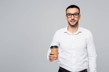 Kahveli esmer menajer Grey 'e izole edilmiş kameraya gülümsüyor.