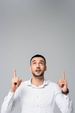 Genç İspanyol işadamı gözlerini dikip, griyi işaret ediyor. 