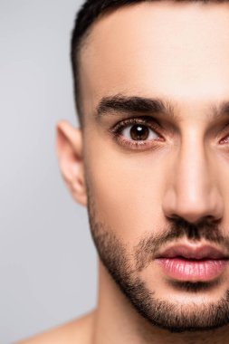 Gri renkli kameraya bakan sakallı İspanyol adamın yakın görüntüsü.