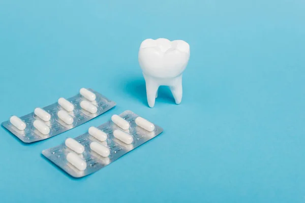 Close View Blisters Pills Tooth Model Blue Background — Stock Photo, Image