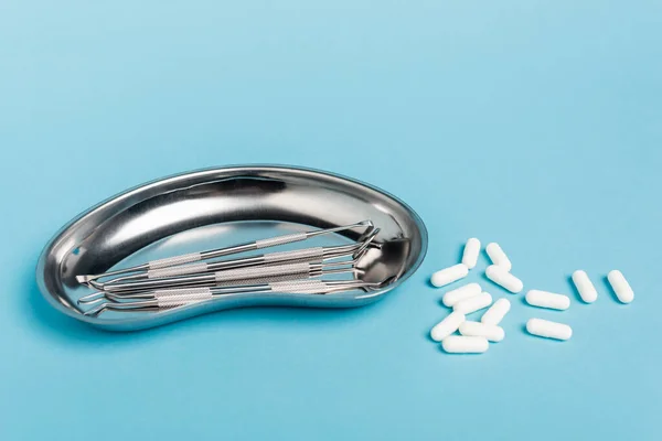 Fémtálca Fogászati Eszközökkel Tablettákkal Kék Alapon — Stock Fotó