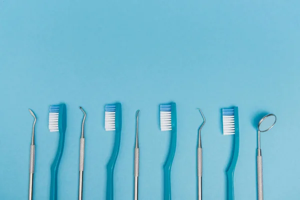 Vista Superior Escovas Dentes Ferramentas Odontológicas Fundo Azul Com Espaço — Fotografia de Stock