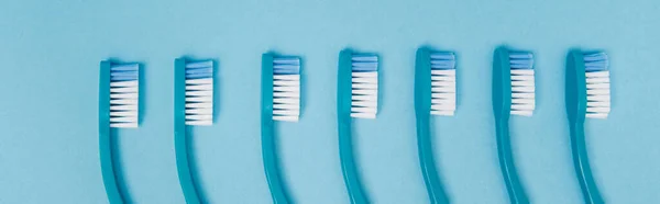 Vista Superior Linha Escovas Dentes Fundo Azul Banner — Fotografia de Stock