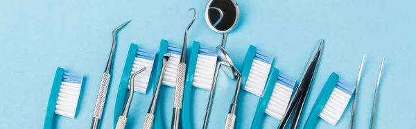 蓝色背景 横幅的牙刷及牙科工具概览 — 图库照片