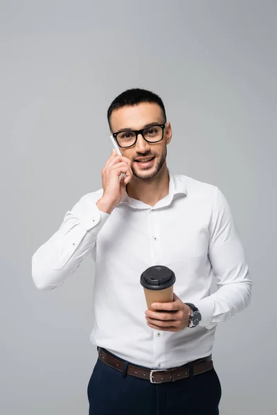 Fröhlicher Hispanischer Geschäftsmann Mit Coffee Telefonieren Isoliert Auf Grau — Stockfoto