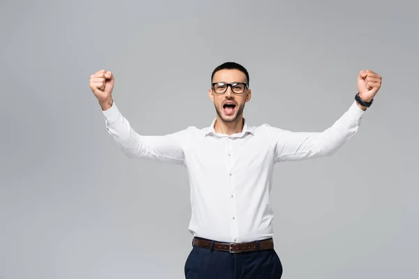 Aufgeregter Hispanischer Geschäftsmann Zeigt Erfolgsgeste Und Schreit Isoliert Auf Grau — Stockfoto