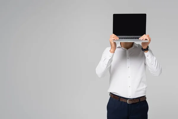 Hombre Negocios Hispano Con Camisa Blanca Oscureciendo Cara Con Portátil — Foto de Stock