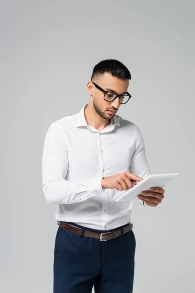 Gerente Hispânico Morena Camisa Branca Óculos Usando Tablet Digital Isolado — Fotografia de Stock