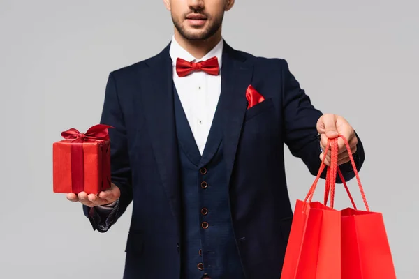 Gedeeltelijk Zicht Elegante Man Blauw Pak Met Valentijnsdag Geschenken Geïsoleerd — Stockfoto