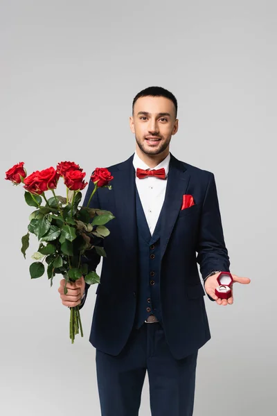 Glücklicher Hispanischer Mann Eleganten Anzug Mit Roten Rosen Und Schmuckschatulle — Stockfoto