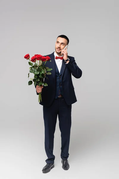 Joven Hombre Hispano Traje Elegante Hablando Teléfono Inteligente Mientras Sostiene — Foto de Stock