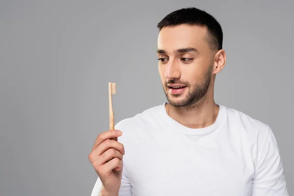 Joven Hombre Hispano Barbudo Sosteniendo Cepillo Dientes Aislado Gris — Foto de Stock