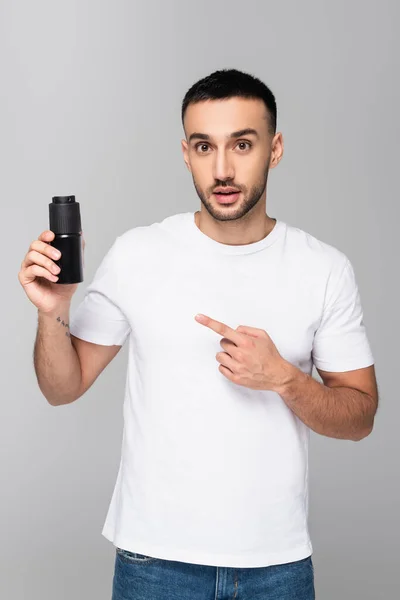 Jovem Hispânico Homem Shirt Branca Apontando Para Desodorizante Isolado Cinza — Fotografia de Stock