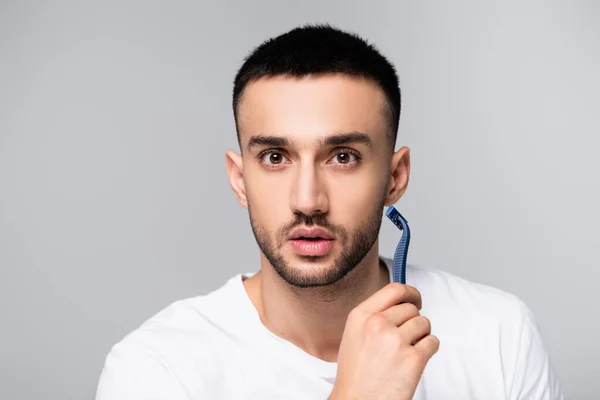 Joven Hispano Hombre Mirando Cámara Mientras Afeitándose Aislado Gris — Foto de Stock