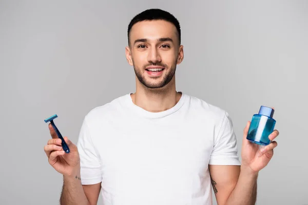 Alegre Hispânico Homem Segurando Navalha Segurança Loção Aftershave Isolado Cinza — Fotografia de Stock