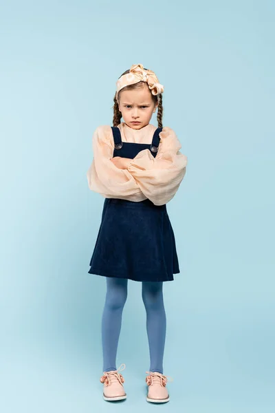 Pełna Długość Obrażonego Dzieciaka Warkoczami Stojącego Skrzyżowanymi Ramionami Niebiesko — Zdjęcie stockowe