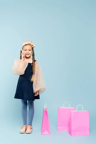 Comprimento Total Menina Vestido Falando Smartphone Perto Sacos Compras Azul — Fotografia de Stock