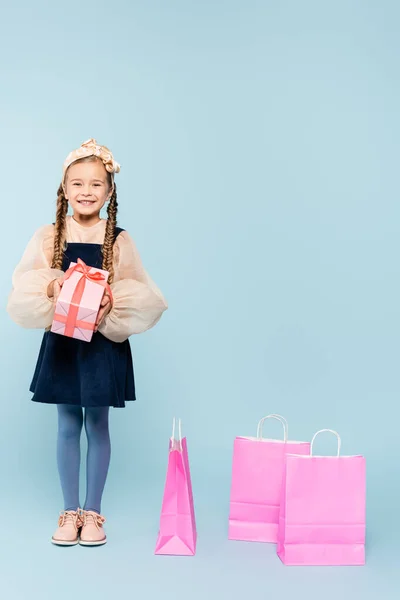 Kleines Mädchen Kleid Mit Geschenk Der Nähe Von Einkaufstaschen Auf — Stockfoto