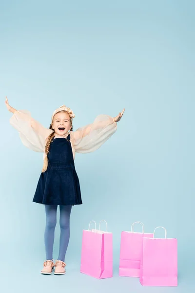 Pleine Longueur Petite Fille Étonnée Robe Debout Avec Les Mains — Photo