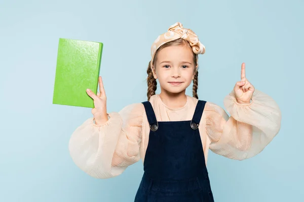 Menina Com Tranças Segurando Livro Apontando Com Dedo Isolado Azul — Fotografia de Stock