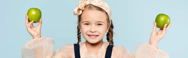 Маленька Дівчинка Кісками Посміхається Тримаючи Зелені Яблука Ізольовані Синьому Банер — стокове фото