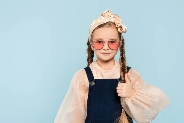 Liten Flicka Solglasögon Visar Tummen Upp Isolerad Blå — Stockfoto