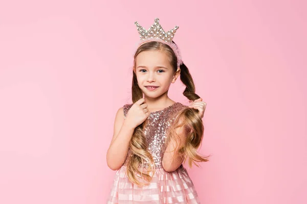 穿着衣服 头戴皇冠 快乐的小女孩 把头发与粉色隔离在一起 — 图库照片