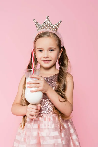 Glad Liten Flicka Klänning Och Krona Hålla Glas Med Milkshake — Stockfoto