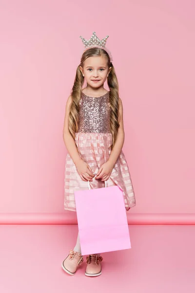 Longitud Completa Niña Alegre Vestido Corona Sosteniendo Bolsa Compras Rosa —  Fotos de Stock