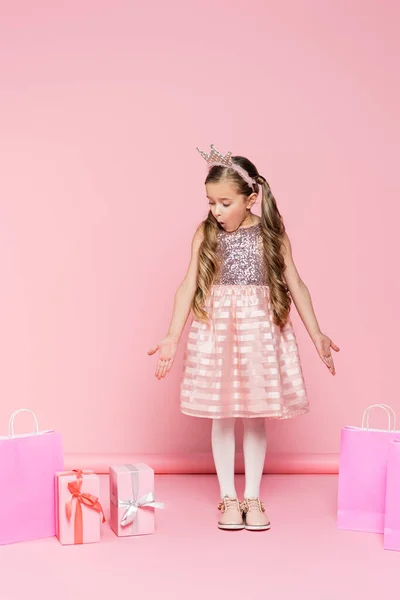 Full Length Surprised Little Girl Crown Standing Presents Shopping Bags — Stock Photo, Image
