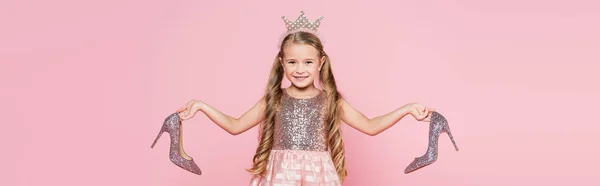 Cheerful Little Girl Crown Dress Holding Heels Isolated Pink Banner — Stock Photo, Image