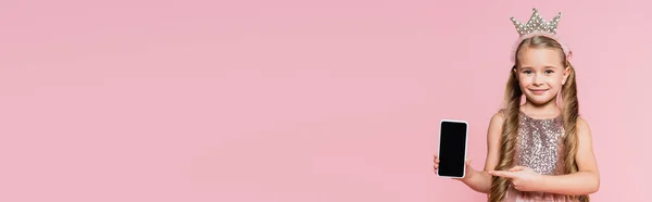 Boldog Kislány Korona Mutatva Ujjal Okostelefon Üres Képernyő Elszigetelt Rózsaszín — Stock Fotó