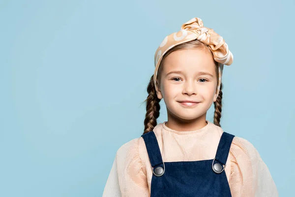 Fröhliches Kind Mit Stirnband Und Schleife Das Isoliert Auf Blau — Stockfoto