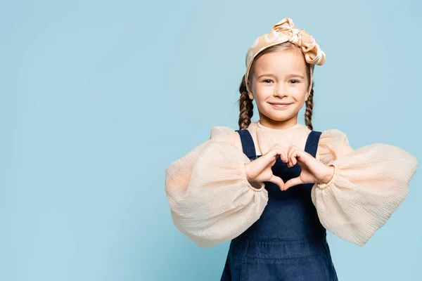 Enfant Gai Dans Bandeau Avec Arc Regardant Caméra Montrant Coeur — Photo