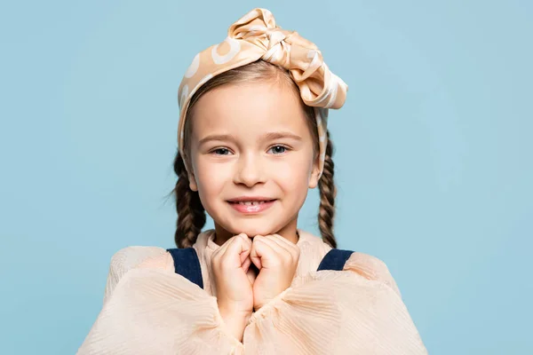 Positives Kind Stirnband Mit Schleife Blick Auf Kamera Isoliert Auf — Stockfoto